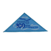 Dreieckiges, blaues Abzeichen zum 100 Jährigen Jubiläum. Auf dem Aufnäher steht "100 years of changing lives"