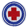 Ein rundes Abzeichen mit weißem Hintergrund, dass rote Kreuz in der Mitte ist umgeben von einem dickeren blauen Kreis gefolgt von einem dünnen blauem Kreis.